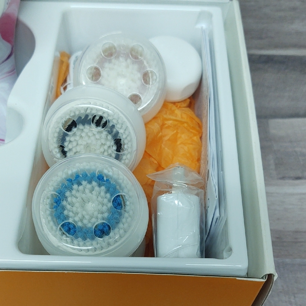 Clarisonic~Mia 2~Sonic Facial Cleanser~Bundle with Brush Heads~NWT! - Picture 4 of 8